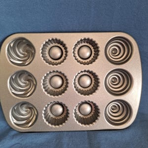 Nordic Ware CUPCAKE Shaped Baking PAN Top Bottom Non-Stick Makes 6 Muffin Swirls Non-Stick