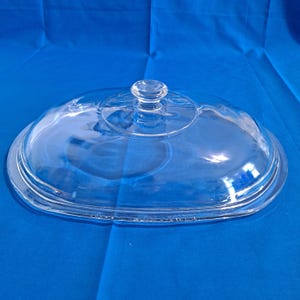 Puede incluir: Tapa ovalada de vidrio transparente con un pomo en la parte superior. La tapa está diseñada para una olla de cocción lenta o una fuente para hornear.