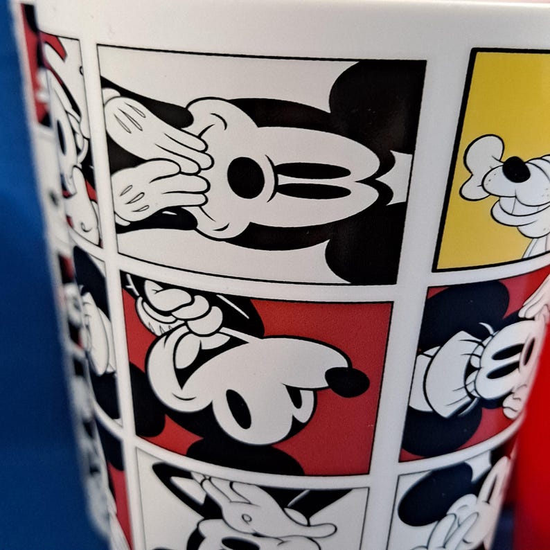 Puede incluir: Una taza de cer&aacute;mica blanca con un asa negra y el texto "But First, Coffee" en negrita negra. La taza se encuentra sobre un fondo borroso, resaltando su dise&ntilde;o limpio.