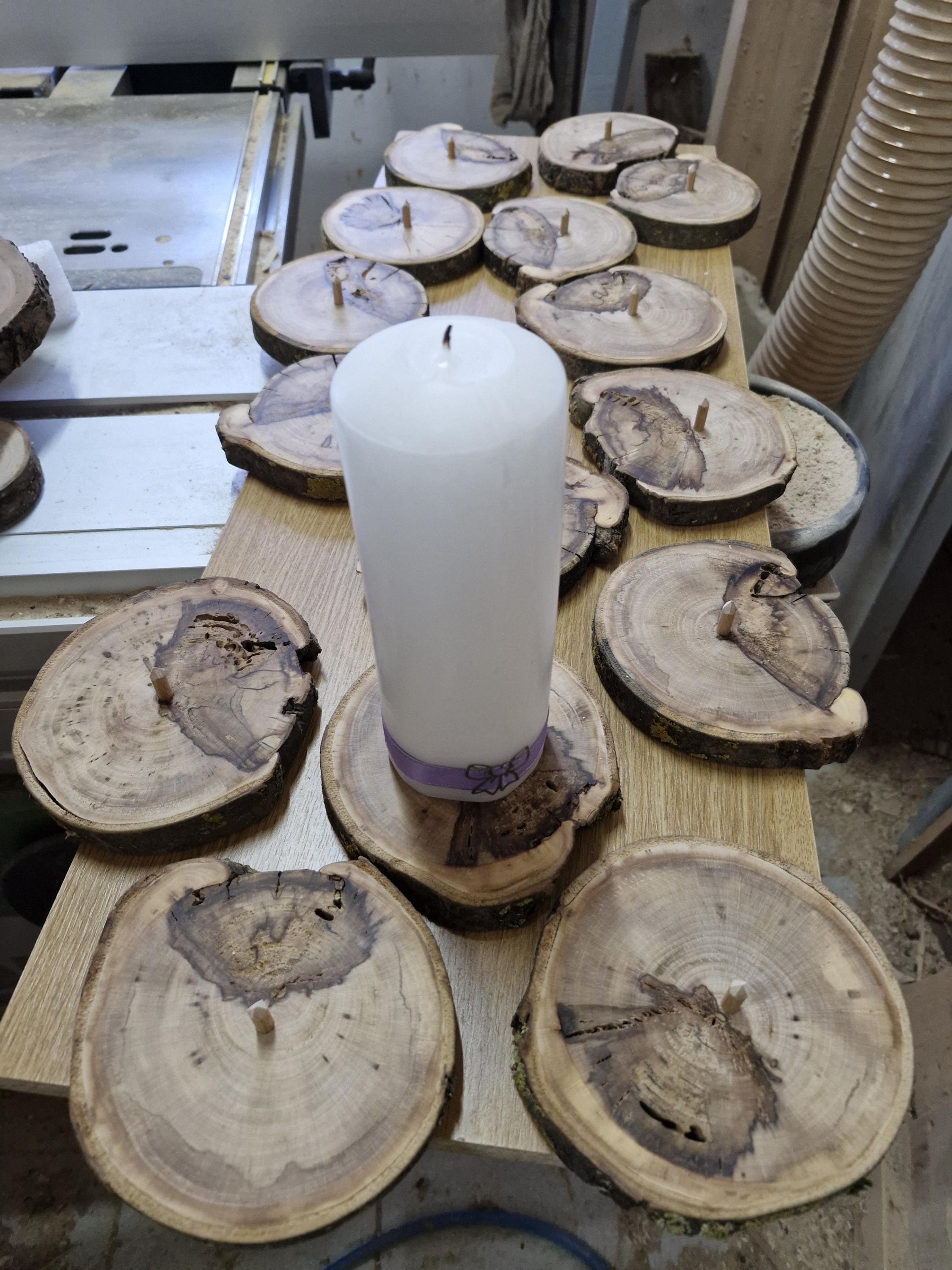 Kerzenteller mit Dorn, Kerzenhalter aus Laubholz (Hartholz), Holzscheibe, Taufe Geburtstag, Hochzeit, fein geschliffen und geölt