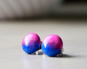 ¡Pendientes pequeños redondos hipoalergénicos con el lema ORGULLO BISEXUAL! ¡Hechos a mano y pintados individualmente con ORGULLO!