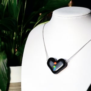 Reversibler schwarzer HerzAnhänger mit Regenbogen Semikolon für Selbstmordbewusstsein, BLM und LGBT+ Pride!