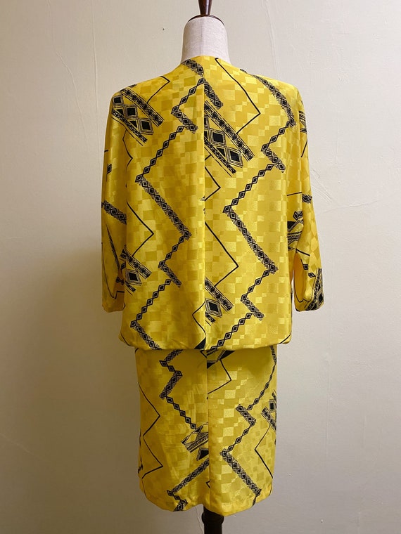 Vintage 1980's Cowl Neck Yellow Geometric Print D… - image 6
