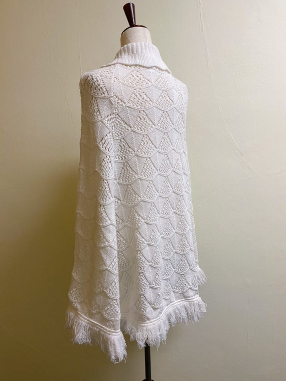 Vintage 1960's Wintuk Ivory Knit Cape with Fringe… - image 4