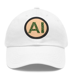 Op de afbeelding: Witte baseballpet met een gebogen klep. De pet heeft een cirkelvormige patch met de letters "AI" in groene, printplaat-stijl letters, op een beige achtergrond. De patch is zwart omlijnd en op de pet genaaid.