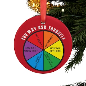 D. Byrne, acrylornament, witte tekst You May Ask Yourself, Talking Heads-muziek, cirkeldiagram retroteksten, acryl kerstornament met lint