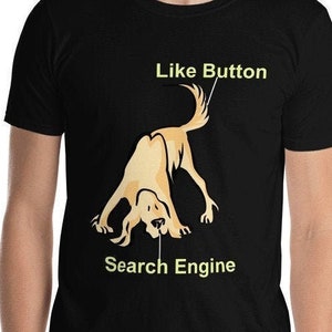 Puede incluir: Camiseta negra con una ilustración de perro de dibujos animados. La cola del perro está etiquetada como "Like Button" y su nariz como "Search Engine".