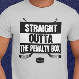 Amanti dell'hockey su ghiaccio Fla, Straight Outta The Penalty Box, Giocatori o allenatori di hockey, Uomo, Donna, Maglietta regalo Straight Outta The Penalty Box