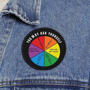 Je mag jezelf afvragen, opstrijkbare zwarte patch, D. Byrne, 80's Rock, Talking Heads-muziek, songteksten op cirkeldiagram, Talking Heads cadeau-strijkpatch