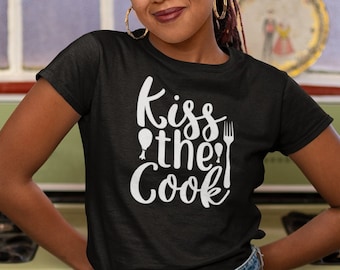Camiseta Kiss The Cook: Camiseta de algodão pesado, presente para amantes da gastronomia