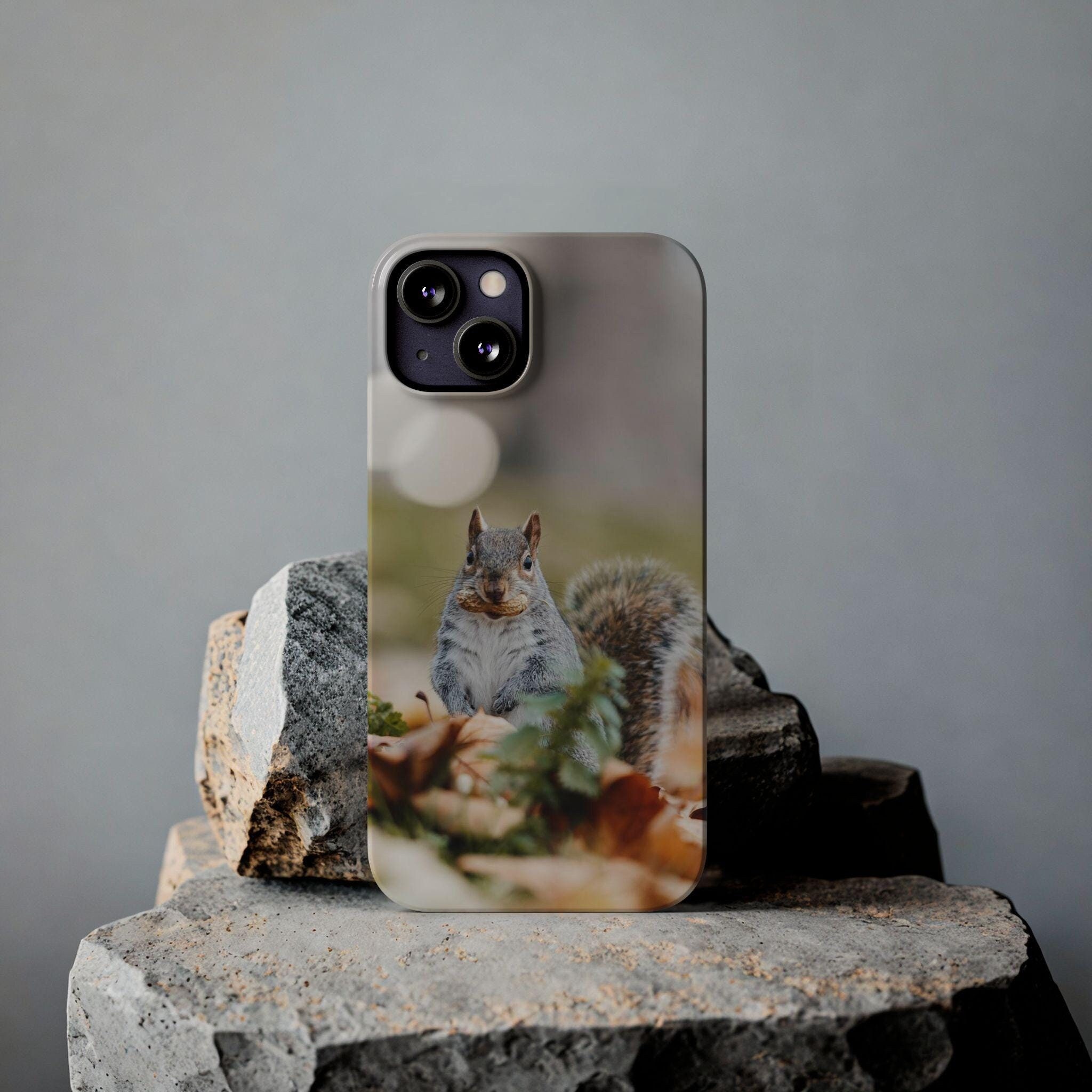 森のりす　ケース 森のリスのiPhoneケース：パーソナライズされた自然デザイン