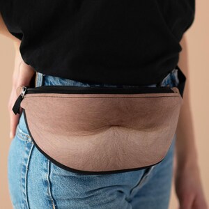 Peut inclure: Une banane marron avec un motif de texture de peau réaliste. La banane est portée autour de la taille d'une personne portant un jean bleu.