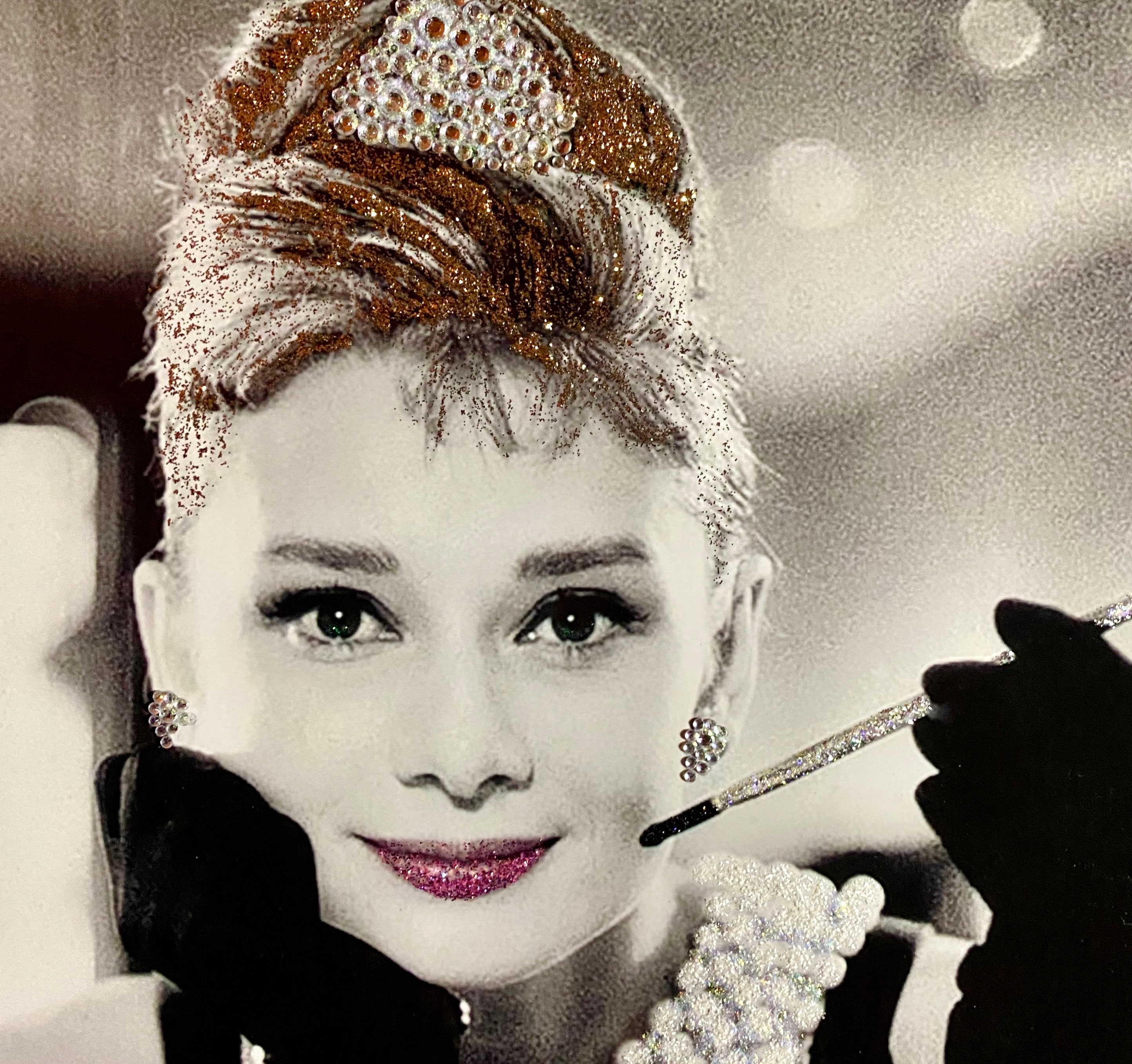 Audrey Hepburn and her breakfast at Tiffany's. - BLINGSIS