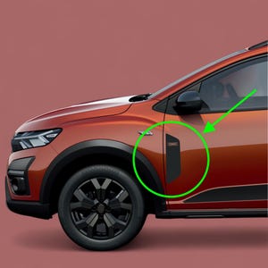 Peut inclure: Gros plan sur le côté avant d'une voiture orange, avec un élément noir orné d'un emblème 'X' rouge. La voiture a des roues noires et une garniture noire, sur fond rouge-orange. On aperçoit le phare.