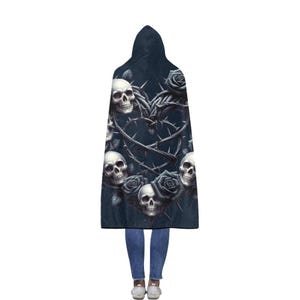 Manta con capucha de franela gótica con calaveras y rosas, personalizada para lectores, regalo para amantes de los libros, manta usable para amantes de los libros, selección de colores. imagen 3