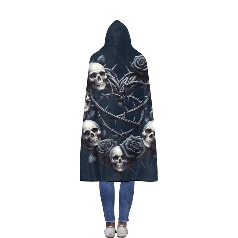 Manta con capucha de franela gótica con calaveras y rosas, personalizada para lectores, regalo para amantes de los libros, manta usable para amantes de los libros, selección de colores. imagen 3