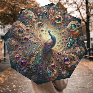 Könnte beinhalten: Ein dekorativer Regenschirm mit einem Pfauenmuster. Der Regenschirm zeigt einen Pfau mit einem farbenfrohen Schwanz, umgeben von schillernden Blasen und komplizierten Mustern. Die Farbpalette umfasst Blau-, Grün-, Lila- und Goldtöne.