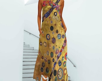 Puede incluir: Un vestido largo sin mangas de color amarillo dorado con un patrón repetitivo de círculos y formas geométricas multicolores. La prenda tiene un escote en V y una silueta holgada y fluida que llega hasta los tobillos.