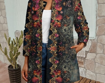 Puede incluir: Una chaqueta abierta con fondo oscuro y un vibrante estampado floral con detalles de encaje en tonos rojo, naranja y dorado. La prenda tiene mangas largas, un dobladillo recto y dos bolsillos laterales, combinada con una camiseta blanca lisa.