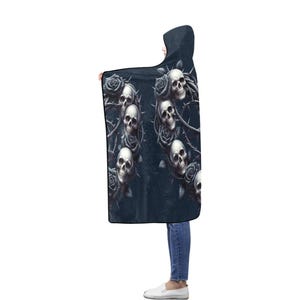 Manta con capucha de franela gótica con calaveras y rosas, personalizada para lectores, regalo para amantes de los libros, manta usable para amantes de los libros, selección de colores. imagen 2