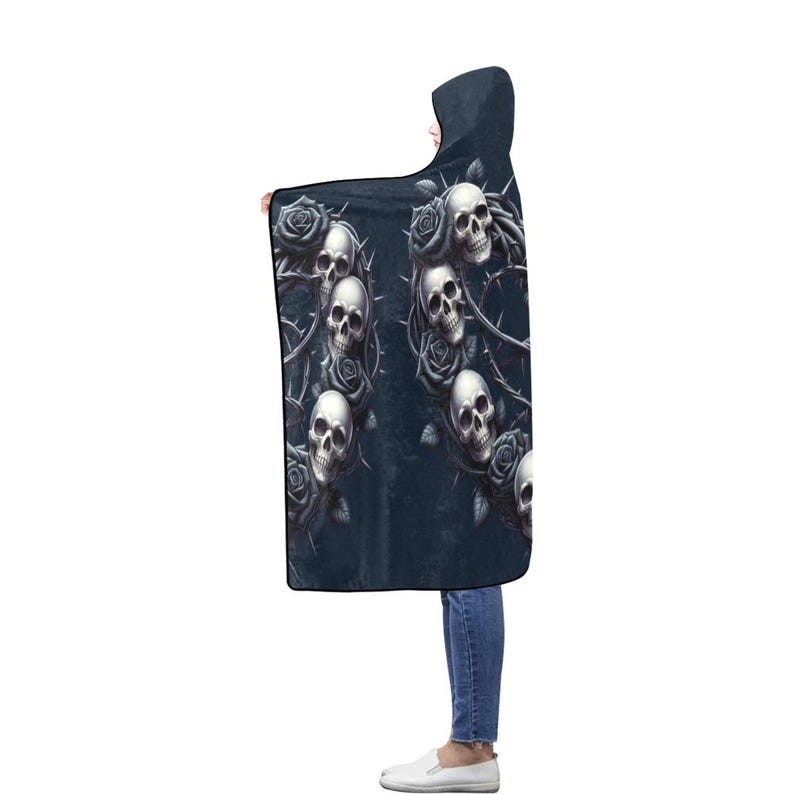 Manta con capucha de franela gótica con calaveras y rosas, personalizada para lectores, regalo para amantes de los libros, manta usable para amantes de los libros, selección de colores. imagen 2