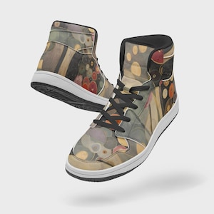 Puede incluir: Un par de zapatillas altas con un patr&oacute;n abstracto multicolor de c&iacute;rculos y formas org&aacute;nicas en tonos rojo, amarillo, gris y negro. Los zapatos tienen cordones negros, cuellos acolchados negros y suelas de goma blanca con suelas exteriores negras.