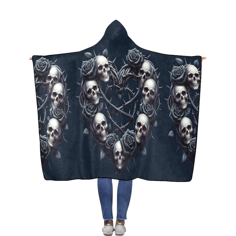 Manta con capucha de franela gótica con calaveras y rosas, personalizada para lectores, regalo para amantes de los libros, manta usable para amantes de los libros, selección de colores. imagen 1