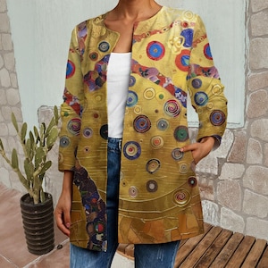以下が含まれることがあります： 黄金色のベースに、円と渦を特徴とするカラフルな抽象的なデザインが施された、長いオープンフロントジャケット。 ジャケットは長袖とポケット付き。 デザインには赤、青、紫のアクセントが組み込まれており、鮮やかで芸術的な外観を作り出しています。