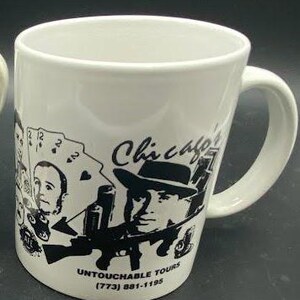Pu&ograve; includere: Tazza in ceramica bianca con un'illustrazione in bianco e nero di un uomo con un fedora e il testo "Chicago" e "Untouchable Tours (773) 881-1195".
