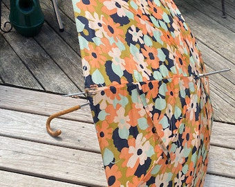 Ombrello floreale vintage con manico curvo in plastica