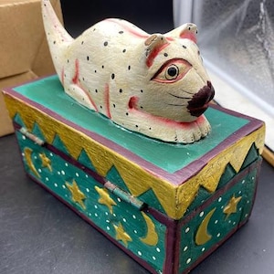 Aus Holz geschnitzte Katzenschmuckkasten Primitive