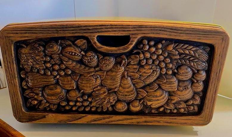 Early American Burlington harvest breadbox faux wood fruit motif on door 16x9