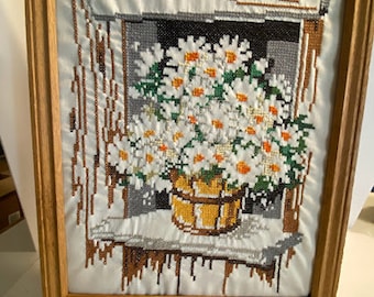 Decoração de parede em ponto cruz feita à mão ~ Margaridas em uma cesta no parapeito da janela ~ 18x14
