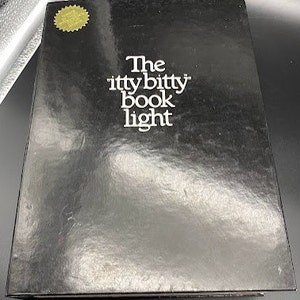 Luz de livro Itty Bitty Zelco Industries Modelo 10013