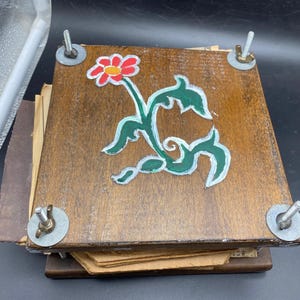 Prensa vintage de madera y tornillo para flores con separadores de papel y cartón