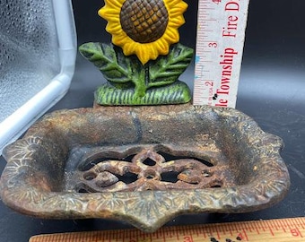Au choix : heurtoir de porte pic en fonte ou porte-savon tournesol en fonte