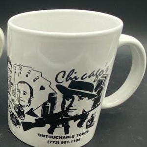 Pu&ograve; includere: Tazza in ceramica bianca con un'illustrazione in bianco e nero di un uomo con un fedora e il testo "Chicago Untouchable Tours (773) 881-1195".
