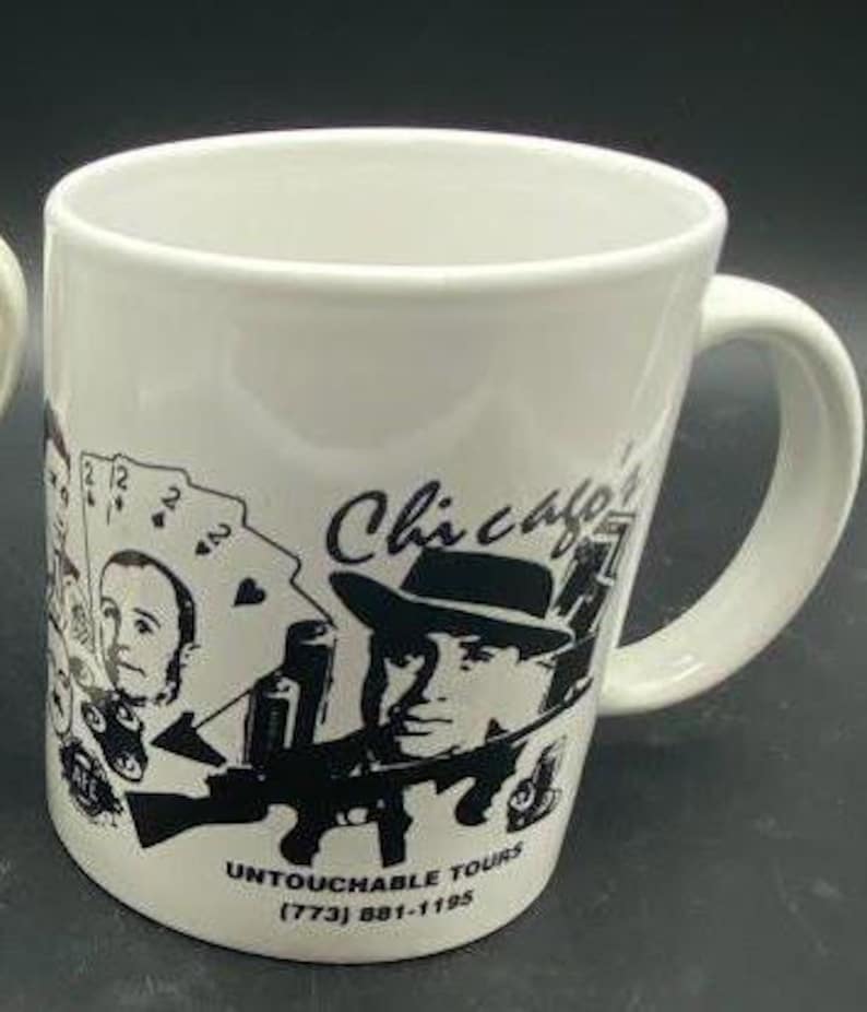 Pu&ograve; includere: Tazza in ceramica bianca con un'illustrazione in bianco e nero di un uomo con un fedora e il testo "Chicago Untouchable Tours (773) 881-1195".