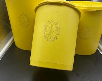 クラシックなタッパーウェアのキャニスター3個セット（イエロー