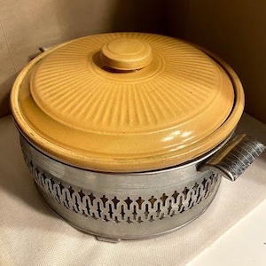 USA pottery Casserole Dish w/lid and w/Metal Guard/ Oven to Table/ Mid- Century Stoneware Pottery/ Autumn Harvest