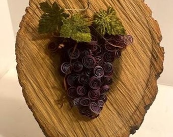Arte em papel enrolado ~ quilling em papel ~ arte de parede ~ Uvas com folhas de tecido sobre placa de madeira ~ assinado pelo artista 8x5,5 retangular