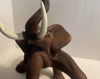 Keramische grote olifant ~ Hobbyistisch stuk met de hand gemaakt ~ Hoogte tot stam: 14 inch