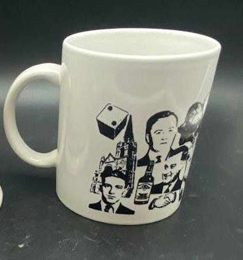 Pu&ograve; includere: Tazza da caff&egrave; in ceramica bianca con un design in bianco e nero che presenta un dado, una chiesa e diversi volti di uomini.