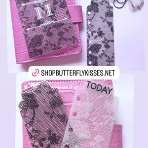 Op de afbeelding: Roze kunstleren planner met een kanten design overlay en de letter "M". Inclusief een bladwijzer en planner inserts met kanten patronen. De tekst "TODAY" is zichtbaar op een insert. De website shopbutterflykisses.net is ook zichtbaar.