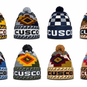 Puede incluir: Ocho gorros de punto con pompones, cada uno con un dobladillo que muestra la palabra CUSCO en letras blancas u oscuras. Los gorros presentan varios patrones geométricos en colores como amarillo, azul, marrón, negro y gris, con pequeños motivos animales.