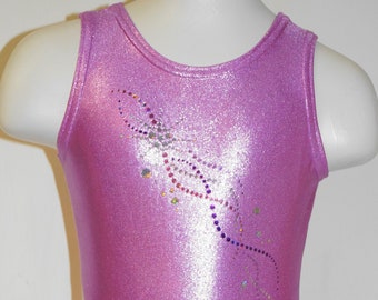 Puede incluir: Un leotardo rosa con un diseño blanco iridiscente y un acabado brillante. El diseño presenta un patrón de espiral con pedrería de colores.