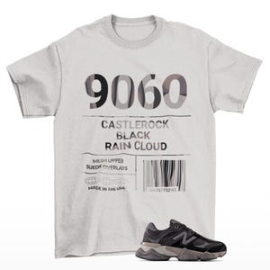 Bijpassend T-shirt met label 9060 Castlerock Black sneaker zilver