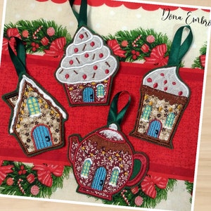 Peut inclure: Quatre décorations de Noël brodées en forme de maison en pain d'épices, de cupcake, de théière et de maison en pain d'épices. Les décorations sont ornées de détails festifs et ont un ruban vert pour accrocher.
