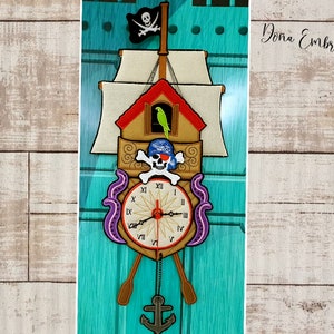 Könnte beinhalten: Eine Wanduhr im Piraten-Design mit Schiffsdesign, mit Totenkopf und gekreuzten Knochen, einem Papagei und einem Anker-Pendel. Die Uhr hat ein nautisches Kompass-Design und einen türkisfarbenen Hintergrund.