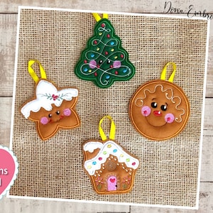 Pode incluir: Quatro enfeites de Natal de feltro com tema de gingerbread. Os enfeites são uma casa de gingerbread, um homem de gingerbread, uma estrela de gingerbread e uma árvore de gingerbread. Os enfeites são todos marrons com cobertura branca e decorações coloridas. Os enfeites estão sobre um fundo de juta.